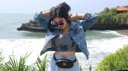 Saat berlibur, bintang sinetron Kisah Cinta Anak Tiri ini memilih untuk tampil simpel. Gaya kasual seakan sudah menjadi andalan Ochi. Kali ini ia tampil keren dengan crop top motif bunga yang dipadukan dengan jaket dan celana jeans.(Liputan6.com/IG/@ochi24)