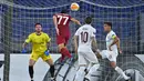 Gelandang AS Roma, Henrikh Mkhitaryan (tengah) saat mencetak gol ke gawang CFR Cluj pada pertandingan grup A Liga Europa di di Stadion Olimpiade di Roma (5/11/2020). AS Roma menang telak 5-0 atas CFR Cluj. (AFP/Alberto Pizzoli)