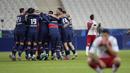 Para pemain Paris Saint-Germain merayakan kemenangan 2-0 atas AS Monaco usai berakhirnya laga final Coupe de France 2020/2021 di Stade de France, Paris, Rabu (19/5/2021). (AP/Christophe Ena)