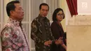 Presiden Joko Widodo (Jokowi) bersama Menteri Keuangan Sri Mulyani saat menerima pimpinan bank umum Indonesia di Istana Negara, Kamis (15/3). Presiden didampingi Menko Perekonomian Darmin Nasution dan Kepala OJK Wimboh Santoso. (Liputan6.com/Angga Yuniar)