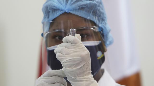 Lima Ribu Warga Kamboja Mulai Divaksin COVID-19