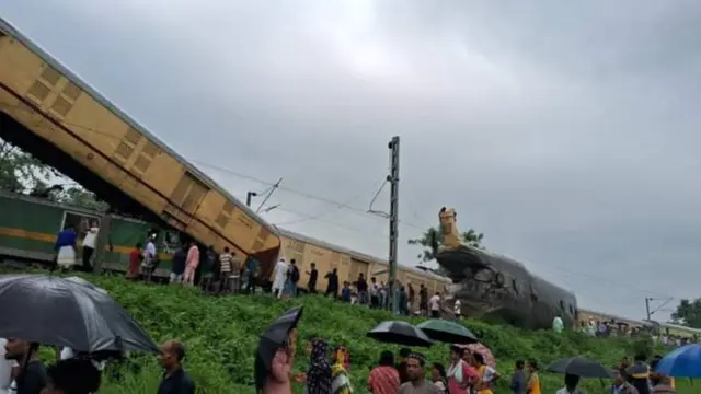 Gambar-gambar yang disiarkan stasiun televisi India menunjukkan puing-puing gerbong terbalik akibat kecelakaan kereta. (X/Dhairya Maheshwari)