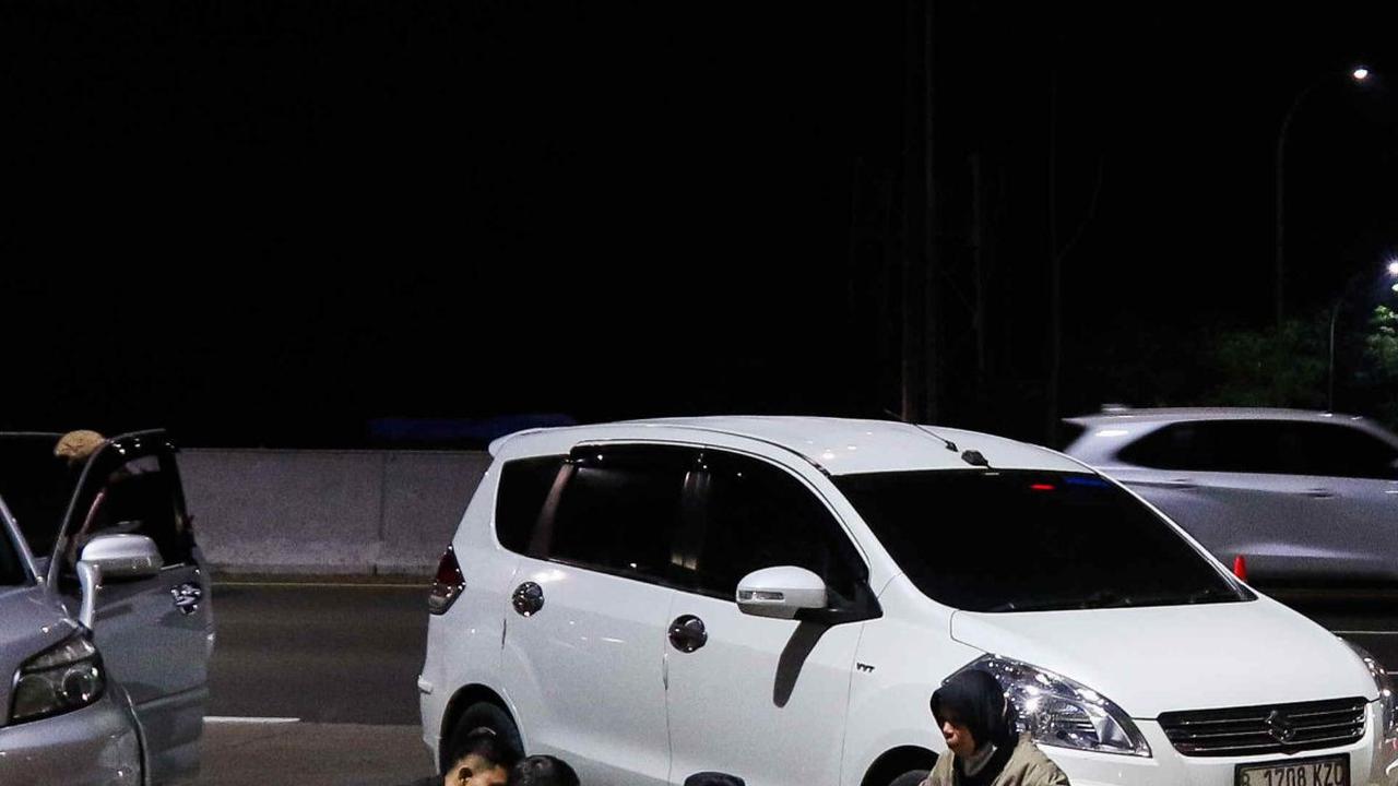 Salah satunya adalah momen pemudik ketika memilih menikmati sahur di bahu jalan hingga dekat gerbang tol ini.&nbsp;Liputan6.com/Herman Zakharia