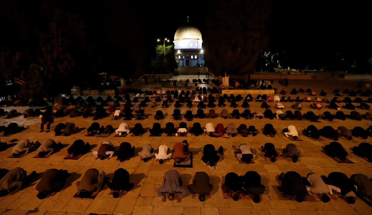 Muslim Palestina melakukan ibadah di kompleks masjid al-Aqsa, situs paling suci ketiga bagi umat Islam, di Yerusalem, Minggu (31/5/2020). Kompleks masjid Al-Aqsa kembali dibuka hari ini, Minggu (31/5) setelah ditutup dua bulan sebagai bagian upaya memutus penularan virus corona. (Ahmad GHARABLI/AFP)