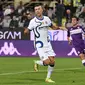 Pada menit ke-87, Ivan Perisic (tengah) sukses memberikan pukulan telak pada tuan rumah Fiorentina. Serangan balik cepat yang diperagakan Nerazzurri sukses dituntaskan perisic untuk menutup pertandingan menjadi 3-1. (AFP/Andreas Solaro)
