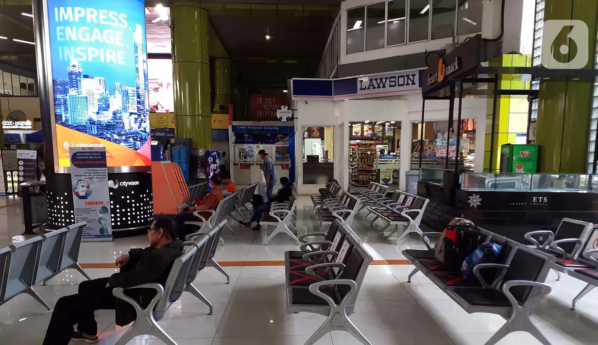 Calon penumpang KA duduk di ruang tunggu keberangkatan Stasiun Gambir, Jakarta, Jumat (27/3/2020). PT Kereta Api Indonesia (Persero) membatalkan sejumlah jadwal perjalanan menyusul meluasnya penyebaran virus corona, pembatalan itu dilakukan mulai 26 Maret 2020. (Liputan6.com/Helmi Fithriansyah)