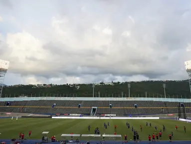 Para pemain Amerika Serikat melakukan pemanasan saat sesi latihan di Kingston, Senin (15/11/2021). Amerika Serikat akan bertanding melawan Jamaika pada laga kualifikasi Piala Dunia 2022 pada hari Rabu (17/11) pagi. (AP Photo/Fernando Llano)