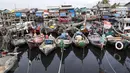Sejumlah perahu nelayan bersandar di dermaga Tempat Pelelangan Ikan Cilincing, Jakarta Utara, Rabu (8/2). (Fery Pradolo/Liputan6.com)