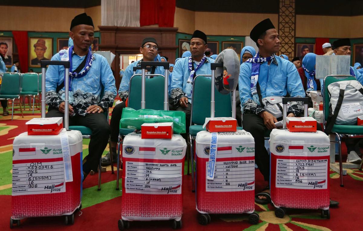 FOTO: Peluk Perpisahan Iringi Keberangkatan Jemaah Haji Bogor