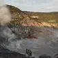 Kondisi visual Kawah Ratu Gunung Tangkuban Parahu pada 28 Februari 2024 pukul 05:31 WIB, teramati hembusan asap kawah berwarna putih tipis dari Kawah Ecoma dan Kawah Ratu. (Dok. PVMBG)