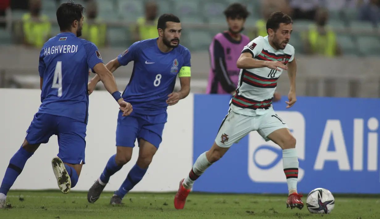 Gelandang Portugal, Bernardo Silva membawa bola saat bertanding melawan Azerbaija pada pertandingan kualifikasi grup A Piala Dunia 2022 di stadion Olimpiade di Baku, Azerbaijan, Selasa (7/9/2021). Portugal menang telak atas Azerbaijan 3-0. (AP Photo/Aziz Karimov)