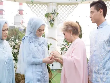 Momen pertunangan Cut Meyriska dan Roger Danuarta pun berlangsung penuh bahagia. (Liputan6.com/IG/@dierabachir)