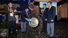 Ketua KONI, Tono Suratman (kedua kiri) memukul gong pembuka Kongres Luar Biasa PSSI di Jakarta, Rabu (3/8). Kongres untuk menetapkan agenda utama pemilihan pengurus baru pada Kongres Luar Biasa PSSI mendatang. (Liputan6.com/Helmi Fithriansyah)