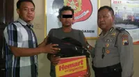 Pelaku penggandaan uang dan barang bukti diamankan polisi. Foto: (Fajar Eko/Liputan6.com)