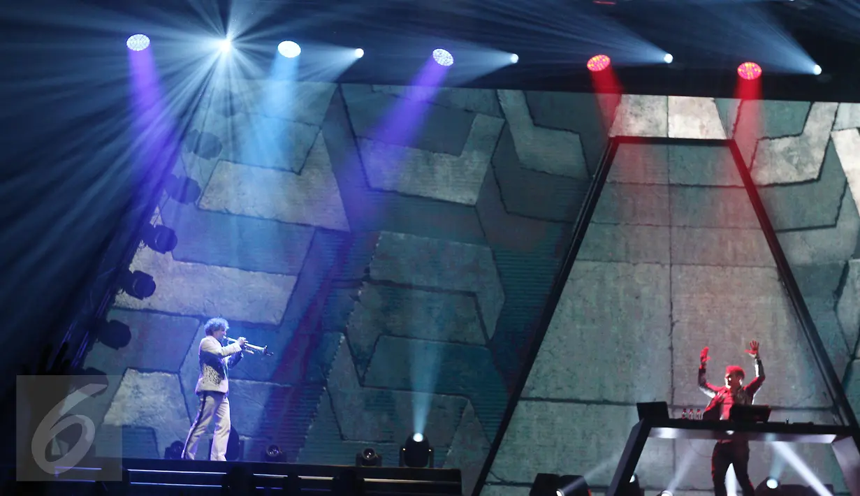 Aksi DJ Armin Van Buuren dalam konser bertajuk 'Armin Only Embrace World Tour', di JIExpo Kemayoran, Jakarta, Jumat (31/3). (Liputan6.com / Herman Zakharia)