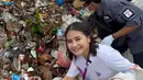 Prilly menjadi volunteer Generasi Peduli Bumi. Berikut beberapa potret Prilly membersihkan sampah di pinggir pantai di Lombok. [Instagram/prillylatuconsina96]