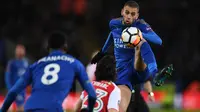 Aksi pemain Leicester City, Islam Slimani (kanan) menahan bola dari kejaran pemain Fleetwood Town pada babak ketiga Piala FA di King Power Stadium, Leicester, (16/1/2018). Leicester City menang 2-0. (AFP/Paul Ellis)