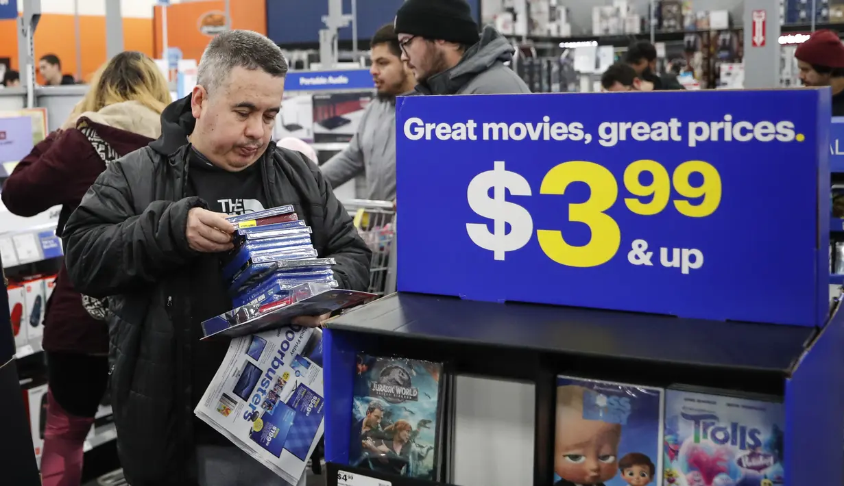 Pelanggan melihat-lihat kaset film ketika berbelanja di toko Best Buy Inc. saat acara penjualan Black Friday di Chicago, Illinois, Kamis (28/11/2019). Selama Black Friday, warga Amerika merayakan tradisi dengan belanja dan berburu diskon-besaran. (Kamil Krzaczynski/Getty Images/AFP)