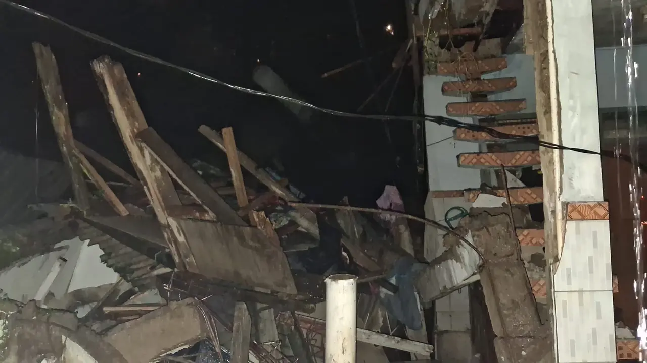 Terjadinya rumah roboh dikarenakan hujan dengan intensitas tinggi diakibatkan tergerusnya tanah yang menjadi topangan rumah dan pondasi yang kurang kuat. (Istimewa)