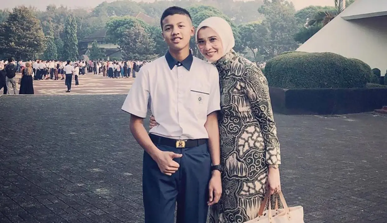 Momen kebersamaan Bagas bersama sang ibu tercinta. Saat ini, Bagas sedang menjalani sekolah militer di SMA Taruna Nusantara, Magelang, Jawa Tengah. (Liputan6.com/IG/@arzetibi)