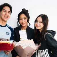 Syifa Hadju dan El Rumi Berikan Kejutan Ulang Tahun Maia Estianty. [@maiaestiantyreal]