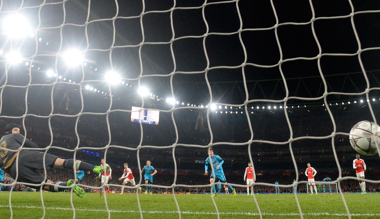 Kiper Arsenal, Petr Cech (kiri) gagal menghalau tendangan penalti penyerang Barcelona, Lionel Messi pada leg pertama 16 besar Liga Champions di Stadion Emirates, Inggris (24/2). Barcelona menang atas Arsenal dengan skor 2-0. (Reuters/Toby Melville)