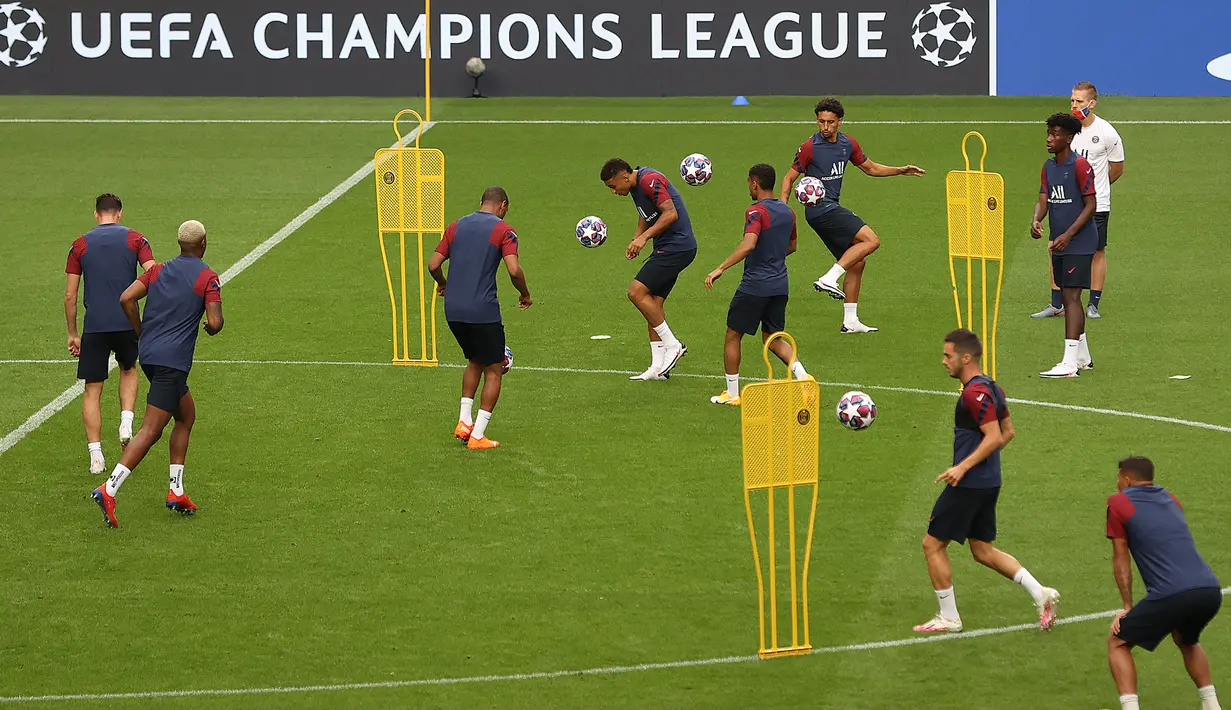 Pemain Paris Saint-Germain (PSG) menjalani sesi latihan jelang menghadapi Atalanta pada babak perempat final Liga Champions 2019/2020 di Estadio Da Luz, Kamis (12/8/2020). PSG akan melawan Atalanta untuk menentukan siapa yang lolos ke semi final. (AFP/Rafael Marchante/various sources)