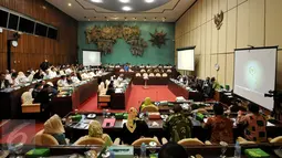 Suasana Rapat Dengar Pendapat di Komisi V, Senayan, Jakarta, Rabu (13/1/2015). Rapat membahas evaluasi sarana dan prasarana transportasi hari raya Natal tahun 2015 dan tahun baru 2016. (Liputan6.com/Johan Tallo)