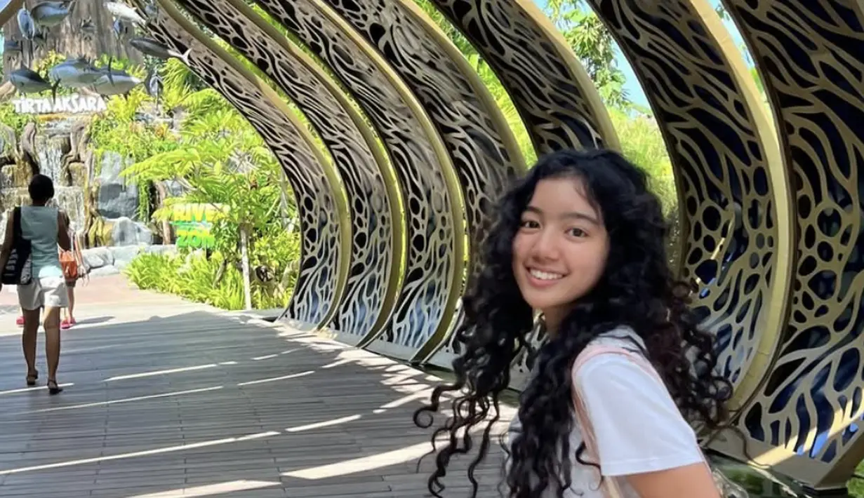 Rambutnya juga menjadi ciri khas tampilan cantik yang begitu memukau. (sumber: Instagram/itssheilamj)