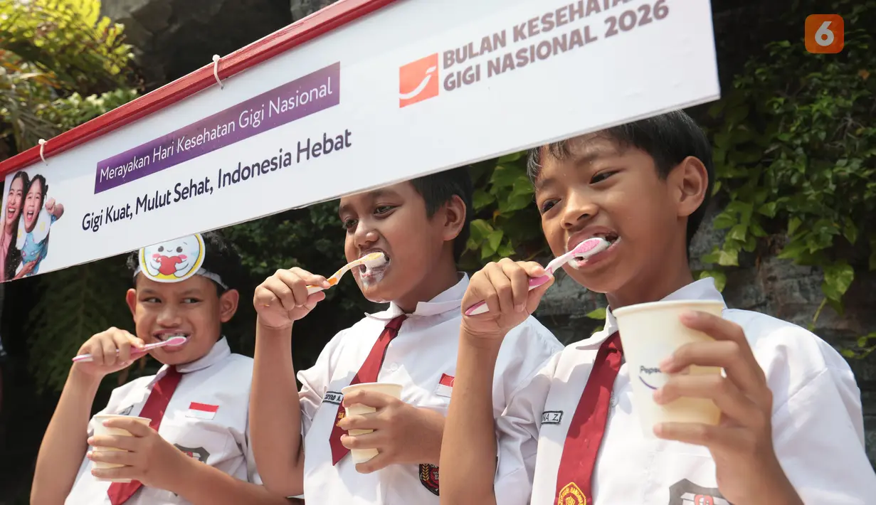 Sejumlah siswa mengikuti pemeriksaan kesehatan gigi dan mulut secara gratis dalam rangkaian Bulan Kesehatan Gigi Nasional (BKGN) 2026 di SDN Menteng 01, Jakarta, Kamis (17/9/2026). Kegiatan tersebut dilakukan untuk mengetahui kondisi kesehatan gigi siswa sejak usia sekolah. (KLY/Budy Santoso)