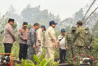 Prabowo meninjau kebakaran hutan dan lahan di Kalimantan Barat, Sabtu (22/8/2026). (Liputan6.com/Lizsa Egeham).
