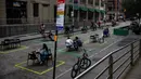 Orang-orang makan di meja-meja yang diatur dengan menerapkan jaga jarak sosial di kawasan Brooklyn, New York, Amerika Serikat, 25 September 2020. Hingga 25 September 2020, sebanyak 7.005.746 orang di Amerika Serikat terinfeksi COVID-19, dengan 203.240 orang meninggal dunia. (Xinhua/Michael Nagle)
