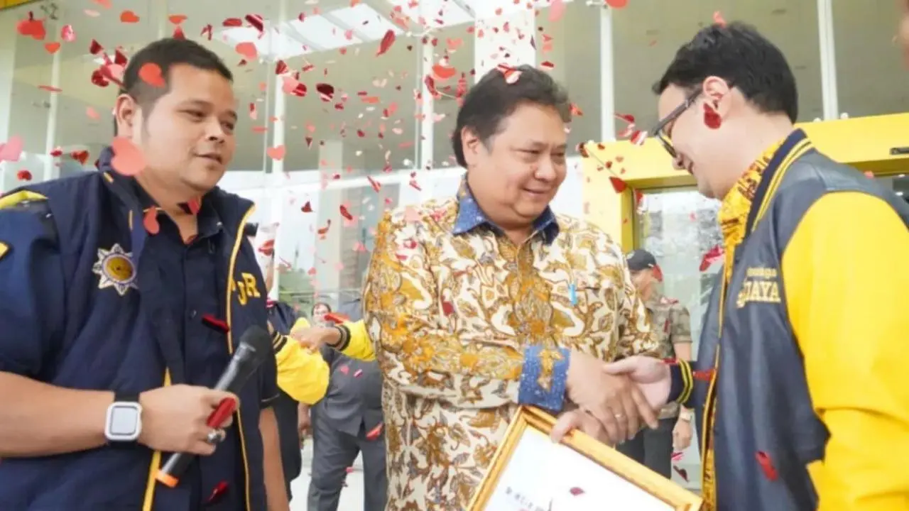 Ketua Umum DPP Angkatan Muda Pembaharuan Indonesia (AMPI), Jerry Sambuaga dan Sekretaris Jenderal DPP AMPI, Ahmad Andi Bahri, mengapresiasi kepemimpinan Ketua Umum DPP Partai Golkar Airlangga Hartarto yang telah membawa dampak signifikan terhadap meningka