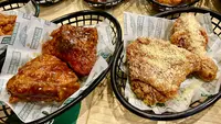 Wingstop Indonesia hadirkan menu baru, Wingstop Chicken dengan potongan paha dan dada. (Dok. Liputan6.com/Dyra Daniera)