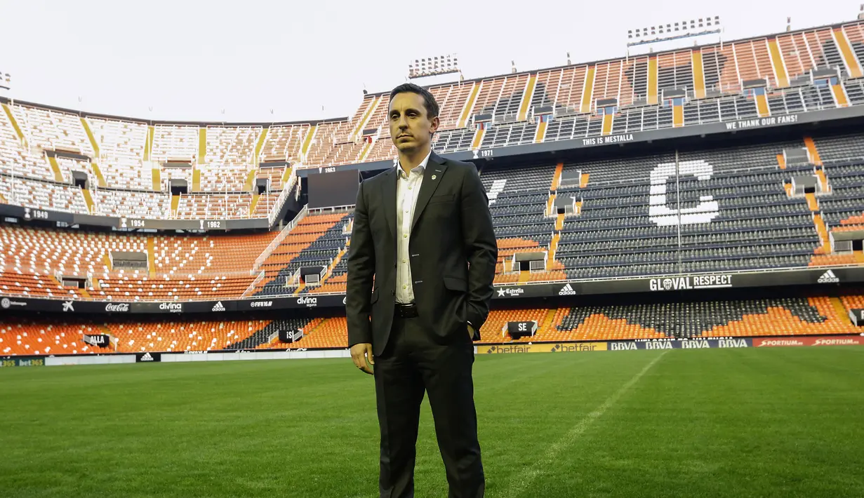 Mantan Pemain Manchester United, Gary Neville (kiri) berfoto  pada acara perkenalan sebagai pelatih di Stadion Mestalla, Kamis (3/12/2015).  (AFP Photo/Jose Jordan)