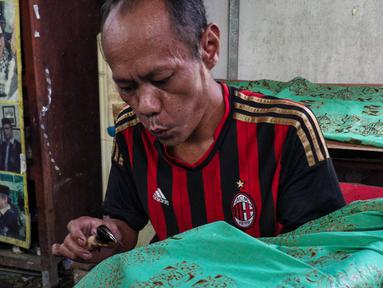 Pekerja menyelesaikan pembuatan batik betawi di industri rumahan kawasan Terogong, Jakarta Selatan, Selasa (2/8/2022). Usaha Mikro Kecil dan Menengah (UMKM) dinilai berperan penting sebagai critical engine dalam pemulihan perekonomian nasional dengan menggerakkan ekonomi rakyat hingga pada level terkecil. (Liputan6 com/Angga Yuniar)