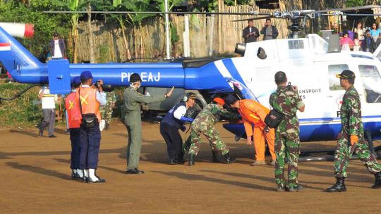 Tim SAR membawa jenazah korban kecelakaan pesawat Sukhoi di lembah men 