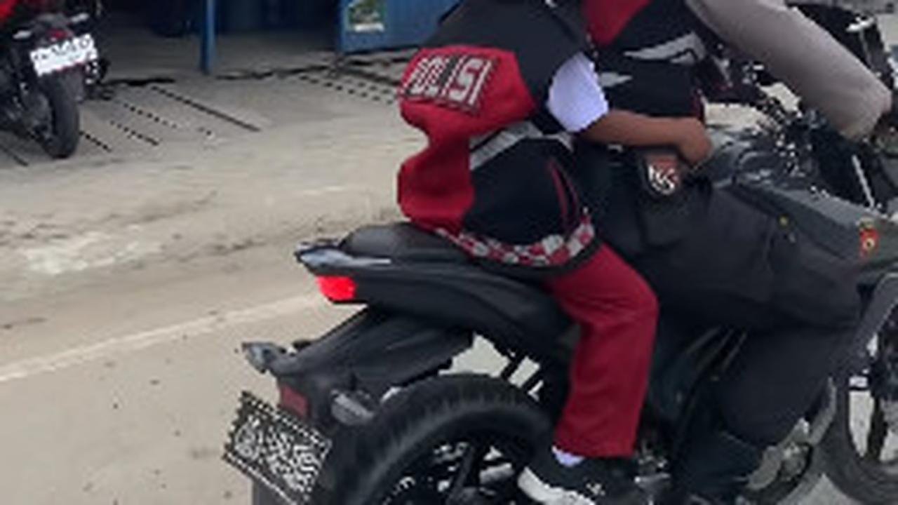 Bocah SD Tepergok Ngelus-elus Motor Polisi, Wajahnya Panik Dihampiri Anggota Endingnya Tak Terduga