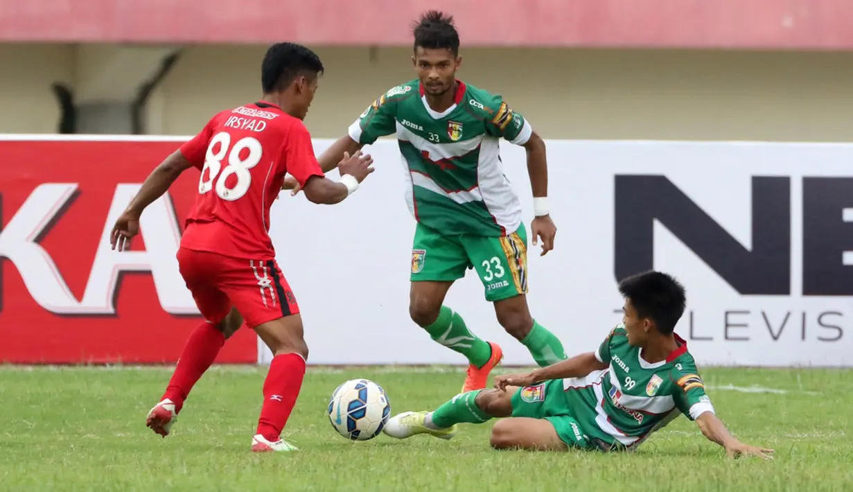 Pemain Mitra Kukar, Yogi Rahardian, melakukan tekel ke pemain Semen Padang, Irsyad, pada lanjutan Grup D Piala Jenderal Sudirman 2015 di Stadion Manahan, Solo, Selasa (15/12/2015). (Bola.com/Nicklas Hanoatubun)