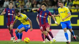 Pemain Barcelona, Joao Felix, berusaha melewati pemain cadiz pada laga pekan ke-31 La Liga 2023/2024, di Stadion Nuevo Mirandilla, Minggu (14/4/2024). (AP Photo/Jose Breton)