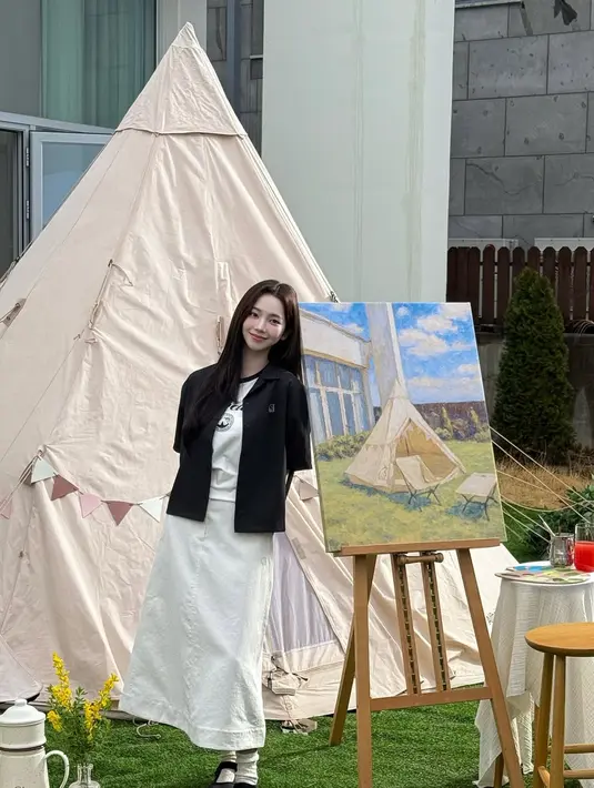 T-shirt putih juga bisa kamu lapis dengan kemeja lengan pendek warna hitam, seperti Karina aespa. Tampilannya terlihat lebih skena dengan white denim skirt dengan kaos kaki dan sepatu Mary Jane [@katarinabluu]