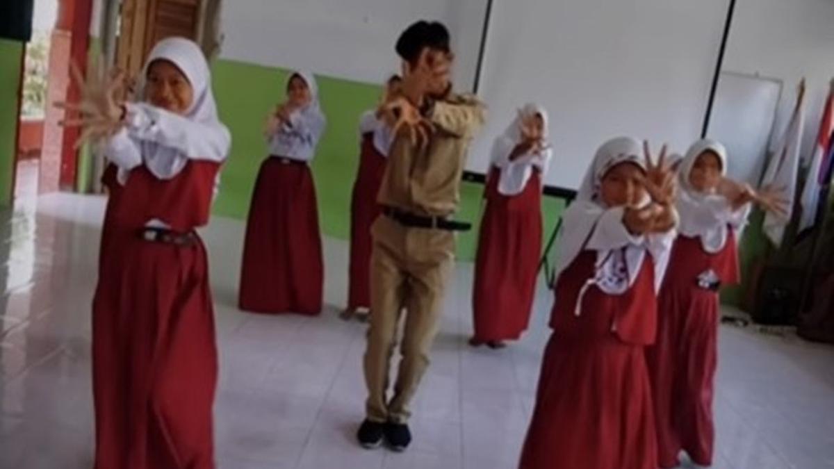 Di Balik Konten Guru Mengajar dengan Cara Kreatif yang Viral di Media ...