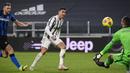 Striker Juventus, Cristiano Ronaldo (tengah) melepaskan tendangan ke gawang Inter Milan dalam laga leg kedua semifinal Coppa Italia 2020/21 di Juventus Stadium, Turin, Selasa (9/2/2021). Juventus bermain imbang 0-0 dan lolos ke final. (LaPresse via AP/Marco Alpozzi)