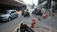 Polisi menutup akses menuju Gedung DPR RI di Jalan Gatot Subroto, Jakarta, Kamis (26/9/2019). Polisi menutup jalan mulai dari simpang Gerbang Pemuda guna mengantisipasi adanya aksi unjuk rasa susulan. (merdeka.com/Iqbal S Nugoroho)