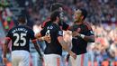 Juan Mata disambut rekannya setelah mencetak gol ketiga MU ke gawang Southampton dalam lanjutan Liga Premier Inggris di Stadion St. Mary, Southampton, Minggu (20/9/2015). (Action Images via Reuters/Tony O'Brien)