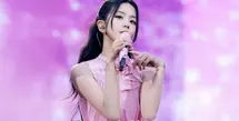 Sebagai duta global Dior, pelantun Flower ini tampil mengenakan deretan busana rancangan rumah mode mewah asal Prancis tersebut, mencuri perhatian penggemar maupun pecinta fashion. [Dok/Dior].
