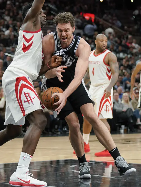 Aksi pemain Spurs, Pau Gasol menerobos pertahanan pemain Houston Rockets, Clint Capela pada lanjutan NBA basketball game di AT&T Center, San Antonio, (1/02/2018). Houston menang 102-91. (AP/Darren Abate)