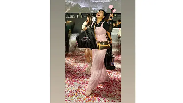 6 Gaya Bella Saphira Pakai Jumpsuit Pink saat Nonton BLACKPINK, Tampil Bak ABG