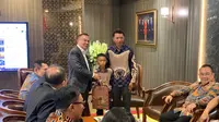 Bocah Heroik Pemanjat Tiang Bendera Lampung Dipanggil ke DPR, Dikasih Beasiswa dan HP