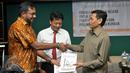 KontraS (kiri) memberikan laporan praktik penyiksaan kepada Direktur Jenderal HAM, Mualimin Abdi saat diskusi bertajuk ‘Peningkatan Peran Negara untuk Penghentian Praktik Penyiksaan Bagi Korban’, Jakarta, Kamis (25/6/2015). (Liputan6.com/Johan Tallo)